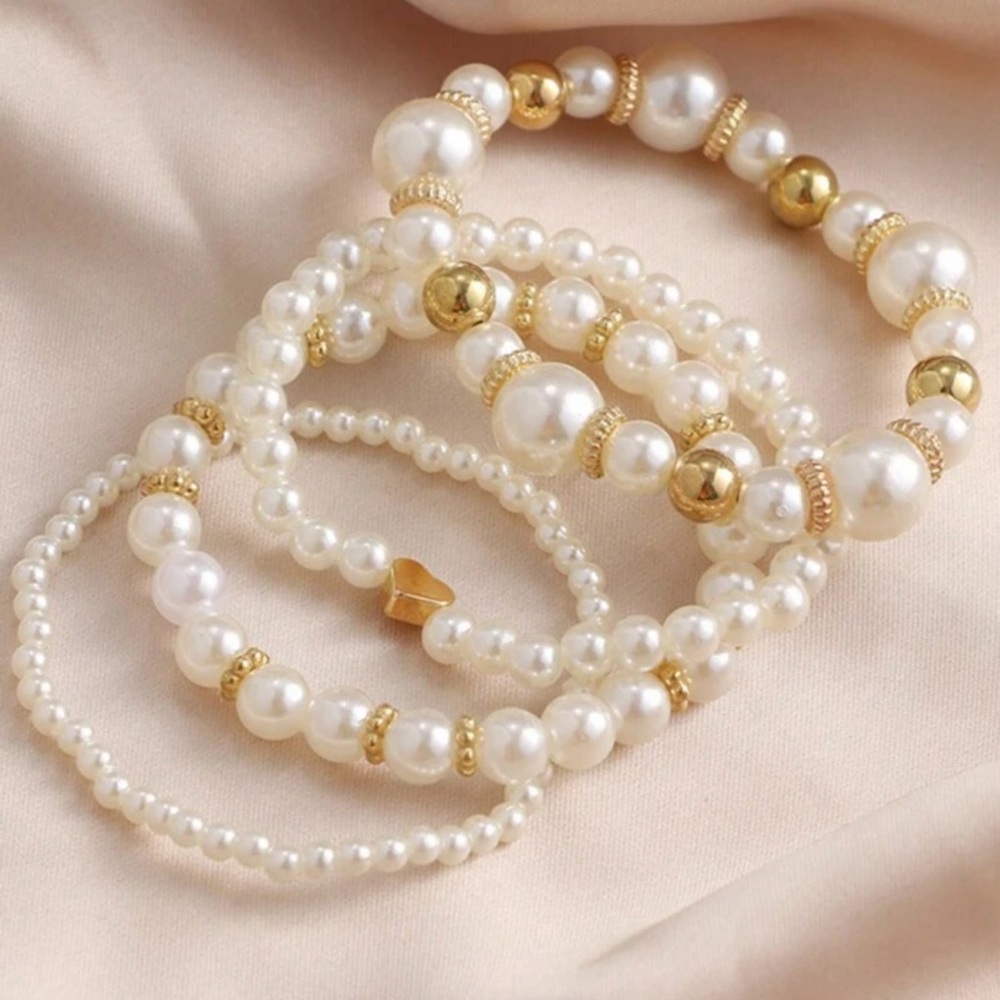 Elegant Pearl and Gold Beaded Bracelet